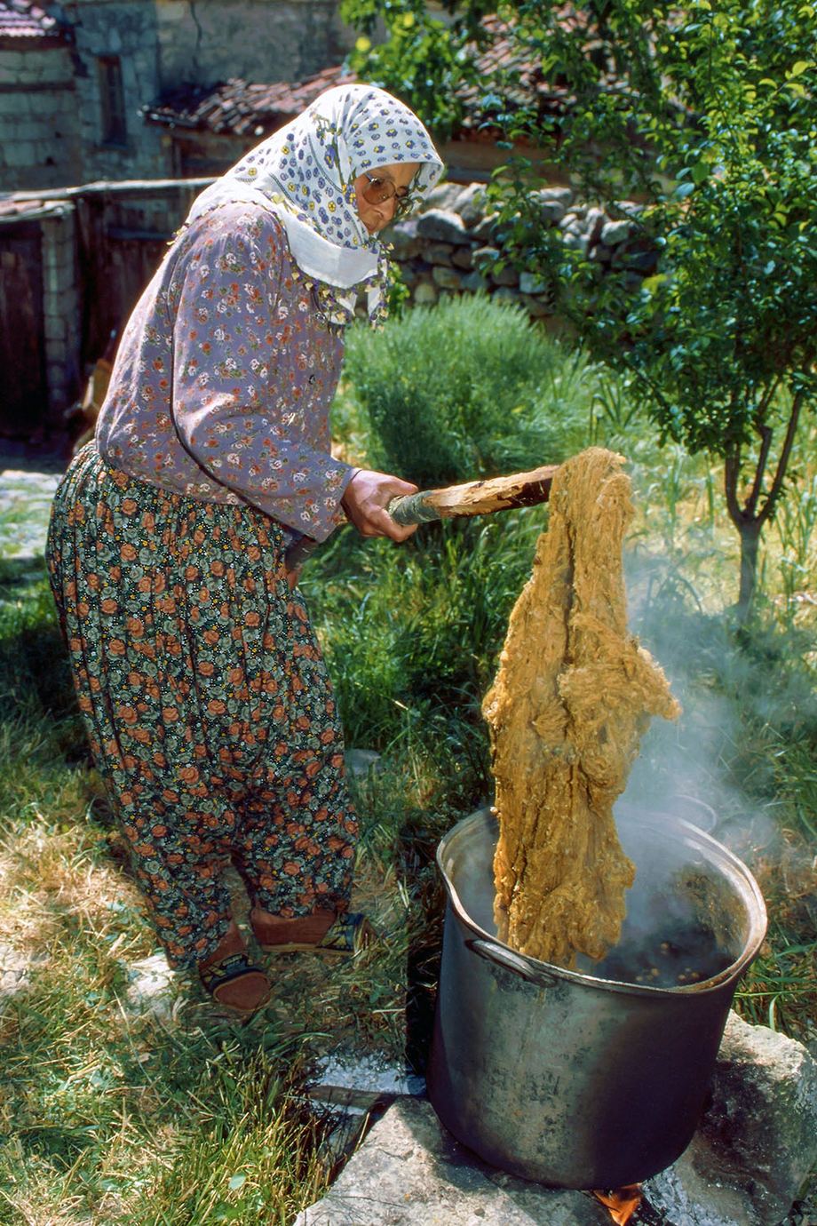 Färberin am Sudkessel · DOBAG-Projekt, West-Türkei · aus „Farbtopf der Natur“
